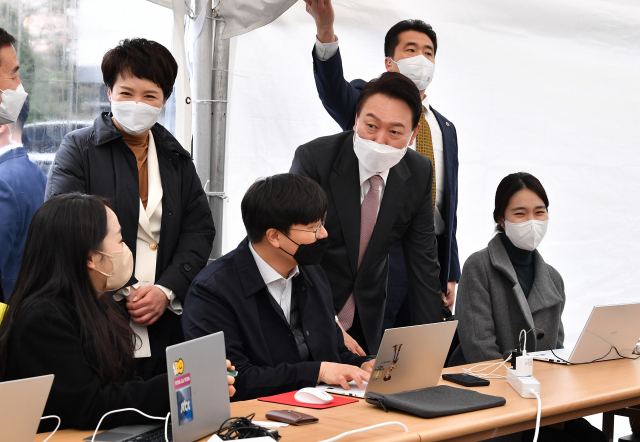 윤석열 대통령 당선인이 23일 서울 종로구 통의동 대통령직인수위원회 사무실 앞에 설치된 천막 기자실을 찾아 취재진과 인사하고 있다. 권욱 기자