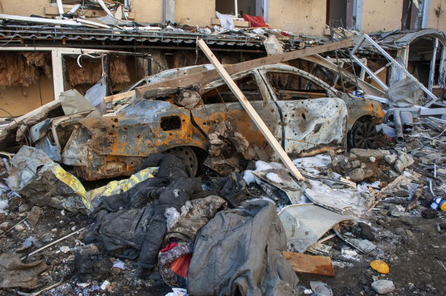 22일(현지시간) 우크라이나 하르키브 거리에서 포격으로 파괴된 자동차가 널브러져 있다. AP 연합뉴스