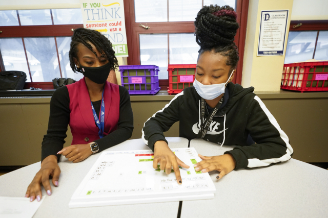 미국의 학교에서 한 학생들이 코로나19 감염을 막기 위해 마스크를 낀채 공부하고 있다. AP연합뉴스.