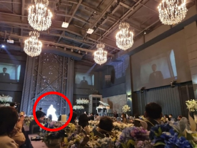 최근 한 온라인 커뮤니티에서 화제가 된 사진. 신랑이 코로나로 확진돼 신부 혼자 결혼식장에 입장하는 모습이다. 온라인 커뮤니티 캡처