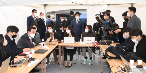 윤석열 대통령 당선인이 23일 오전 서울 종로구 통의동 인수위원회 사무실 앞에 설치된 임시 천막기자실 '프레스 다방'을 찾아 취재진과 대화하고 있다./연합뉴스