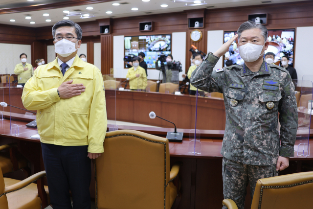 서욱(왼쪽) 국방부 장관과 원인철 합참의장이 22일 정부서울청사에서 열린 중앙통합방위회의에서 국기에 대한 경례를 하고 있다. /권욱 기자