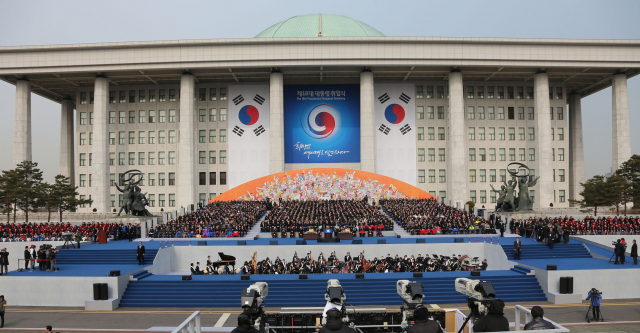 박주선 대통령취임준비위원장이 23일 윤석열 대통령 당선인의 취임식을 서울 여의도 국회 광장에서 개최하기로 결정했다. 사진은 2013년 2월 25일 당시 국회 광장에서 열린 박근혜 대통령 취임식. 연합뉴스