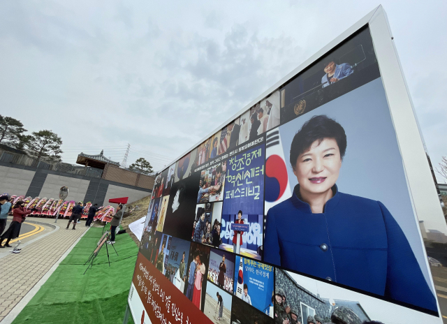 23일 박근혜 전 대통령의 대구 달성군 유가읍 쌍계리 사저 주변에 박 전 대통령을 환영하는 사진 등이 눈길을 끈다./연합뉴스