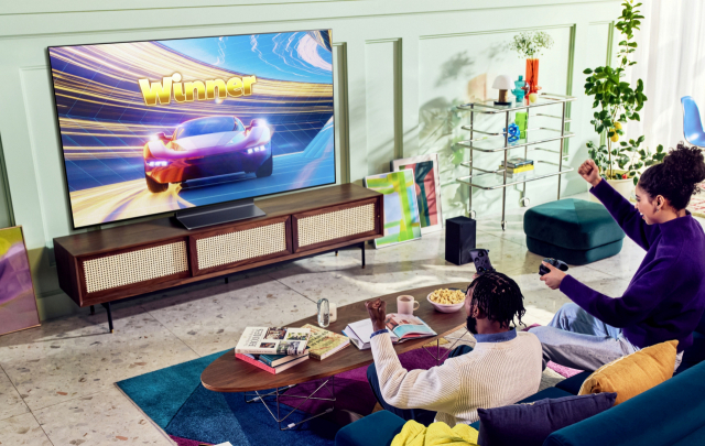 LG전자 모델들이 올레드 에보로 게임을 즐기고 있다. LG전자는 2022년형 LG 올레드 TV를 국내외 시장에 본격 출시했다.