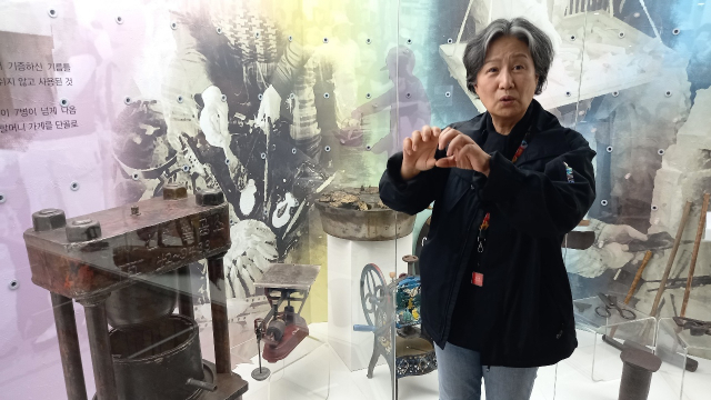 장인경 철박물관장이 서울 성북동에서 기름집을 하던 최봉순 할머니가 기증한 기름 짜는 기계에 대해 설명하고 있다.