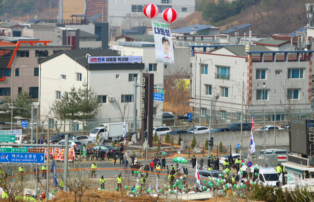 박근혜 전 대통령이 사저에 입주하는 24일 대구 달성군 유가읍 쌍계리 사저 초입에 박 전 대통령의 얼굴이 담긴 현수막이 설치돼있다./연합뉴스