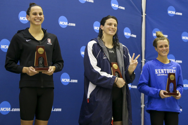 트렌스젠더 수영선수 리아 토머스(가운데)가 지난 18일(현지시간) 미국 애틀란타에서 열린 미 대학스포츠협회(NCAA) 수영·다이빙 대회의 여자 자유형 500야드 경기에서 우승을 차지했다. AP 연합뉴스