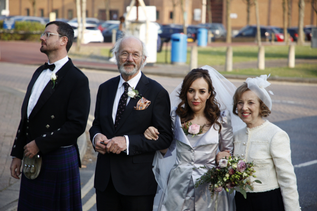 23일(현지시간) 위키리크스 설립자 줄리언 어산지(51)와 런던 벨마시 교도소에서 옥중 결혼식을 올린 스텔라 모리스(오른쪽에서 두번째)가 그녀의 가족들과 기념 사진을 남겼다. EPA 연합뉴스