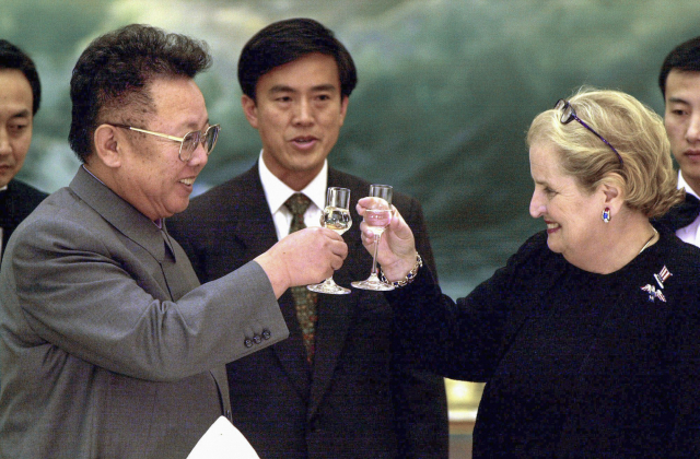 매들린 올브라이트 전 미국 국무장관이 지난 2000년 북한을 방문해 김정일 당시 국방위원장과 건배를 하고 있다. 올브라이트 전 장관은 미 국무장관 중에서는 처음으로 북한을 직접 방문했다. AP연합뉴스