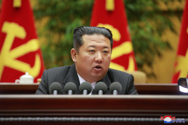 김정은 북한 국무위원장이 지난 2월 26일 평양에서 개막된 제2차 초급당비서대회 참석해 개회사를 했다고 조선중앙통신이 27일 보도했다. /연합뉴스
