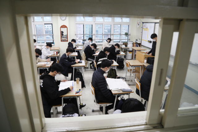 2022학년도 3월 고1·2·3 전국연합학력평가가 실시된 24일 오전 서울 용산구 용산고등학교 3학년 교실에서 학생들이 시험 전 마지막 점검을 하고 있다. /공동취재단