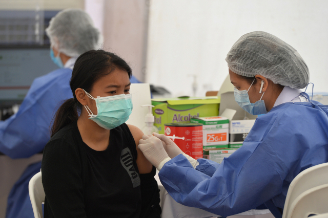 23일 태국 방콕에서 한 여성이 백신접종을 받고 있다. /신화연합뉴스