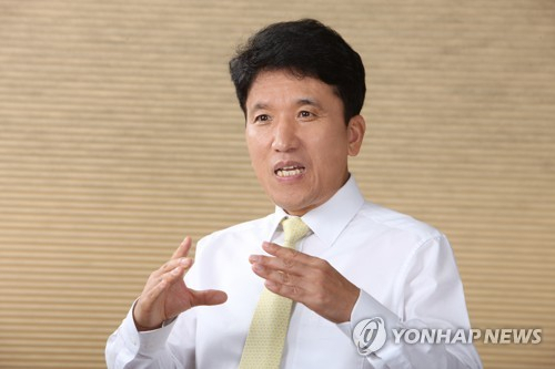 법원, 함영주 부회장 'DLF 징계' 효력 정지
