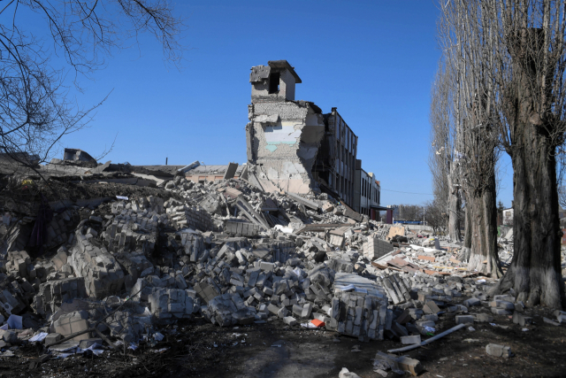 23일(현지시간) 우크라이나 제2 도시 하르키우(하리코프)의 한 학교 건물이 러시아군 폭격으로 산산이 부서져 뼈대만 남아 있다. 하르키우는 지난달 24일 러시아군 침공 이후 집중 공격을 받는 도시 가운데 하나다. EPA/PAP연합뉴스
