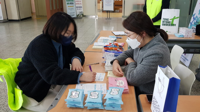 동명대학교 학생상담센터와 한국지능정보사회진흥원 부산스마트쉼센터가 스마트폰 과의존 예방 및 해소 캠페인을 펼치고 있다./사진제공=동명대