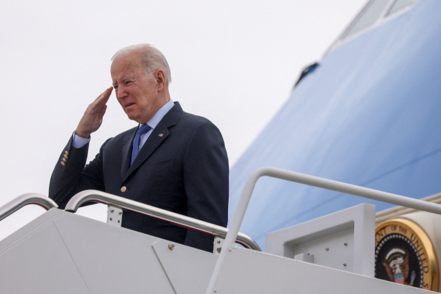 조 바이든 미국 대통령이 23일(현지시간) 벨기에 브뤼셀에서 열리는 북대서양조약기구(NATO·나토) 정상회의에 참석하고자 비행기에 몸을 실었다. 로이터 연합뉴스
