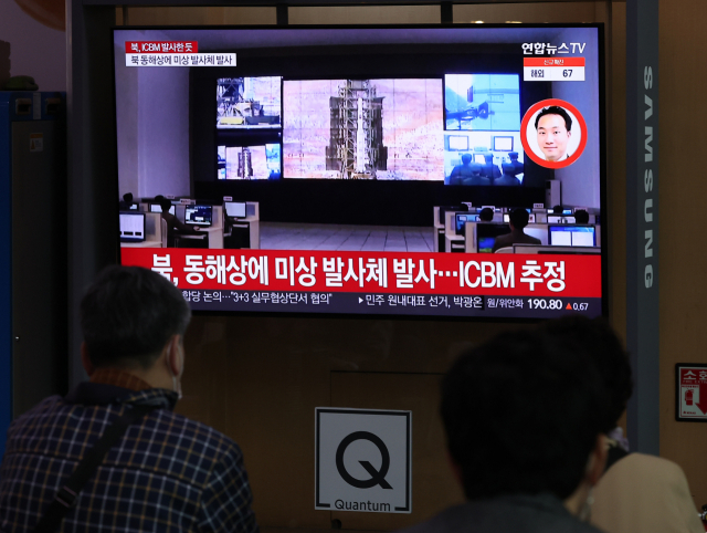 24일 오후 서울역 대합실 TV 화면에 북한이 이날 동해상으로 대륙간탄도미사일(ICBM)로 추정되는 장거리 탄도미사일 1발을 발사한 것과 관련한 뉴스가 나오고 있다. /연합뉴스