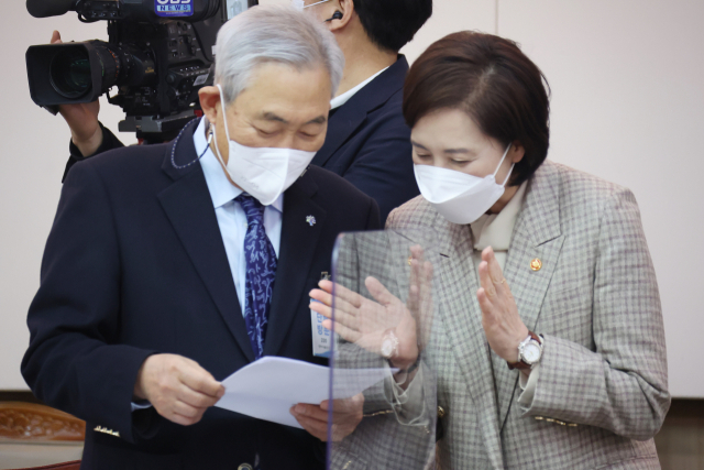 유은혜(오른쪽) 부총리 겸 교육부 장관이 24일 정부서울청사에서 열린 학교폭력대책위원회에서 김종기 공동위원장과 대화하고 있다. 연합뉴스