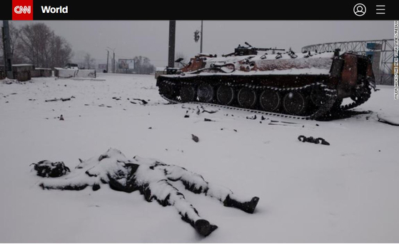 러시아 당국이 지난 21일 기준 자국 사망자 수가 498명이라고 발표한 가운데, CNN은 우크라이나의 얼었던 땅이 녹으면서 곳곳에 묻혀졌던 러시아군의 수백 구의 시신이 드러나고 있다고 보도했다. CNN 홈페이지 캡처