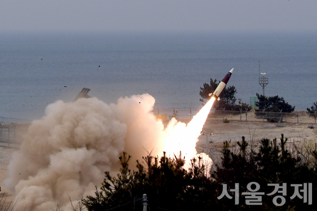 3월 24일 북한의 ICBM 시험발사에 대응해 우리 군이 에이태큼스 지대지 미사일을 발사하며 무력시위를 하고 있다. 사진제공=합참