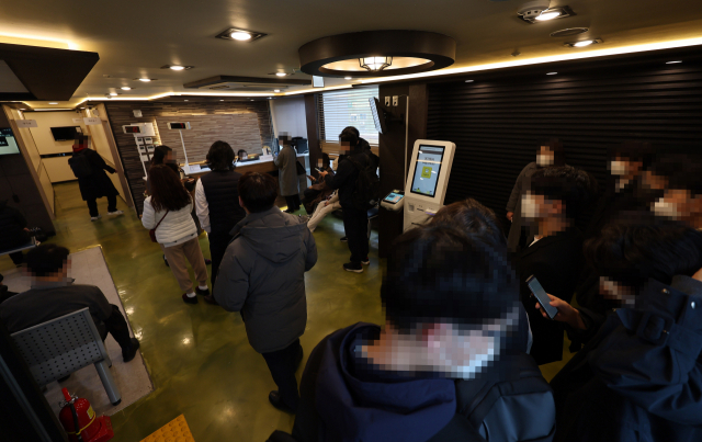 병원에 코로나19 전문가용 신속항원검사를 받으려는 시민들이 대기하고 있다. 연합뉴스