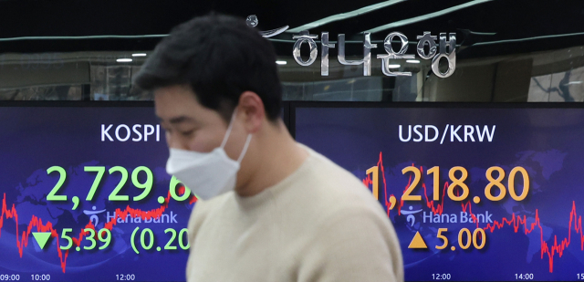 24일 오후 서울 중구 하나은행 본점 딜링룸에서 직원이 업무를 보고 있다. 연합뉴스