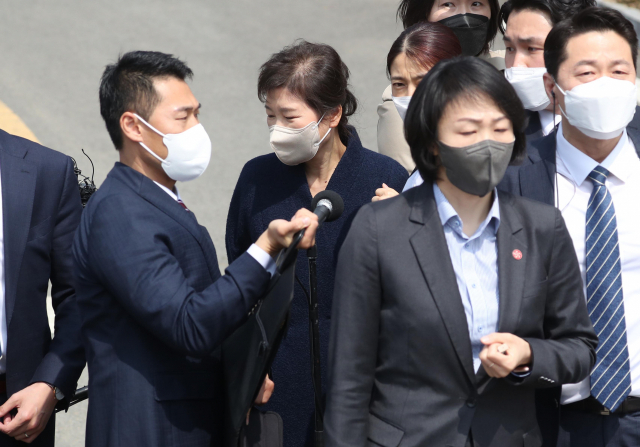 24일 오후 박근혜 전 대통령이 대구 달성군 사저에 도착, 인사말을 하던 중 소주병이 날아들자 잠시 진정하고 있다. 연합뉴스