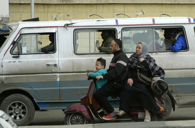 22일(현지 시간) 이집트 카이로에서 한 가족이 오토바이를 타고 이동하고 있다. AP연합뉴스