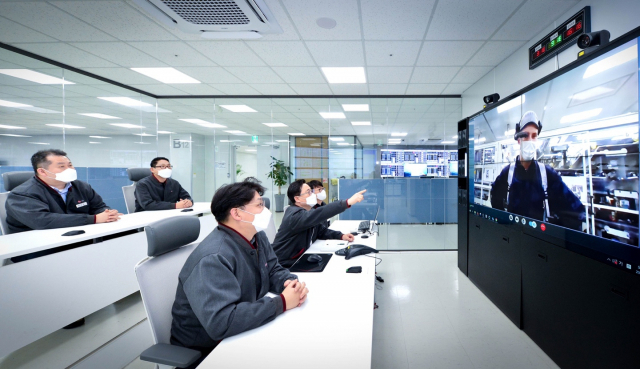 LG에너지솔루션 직원들이 충북 오창 공장에서 전세계 생산라인을 모니터링하고 설비공정 이상유무를 판단할 수 있는 FMCC (Factory Monitoring Control Center)를 살펴보고 있다. 사진제공=LG에너지솔루션