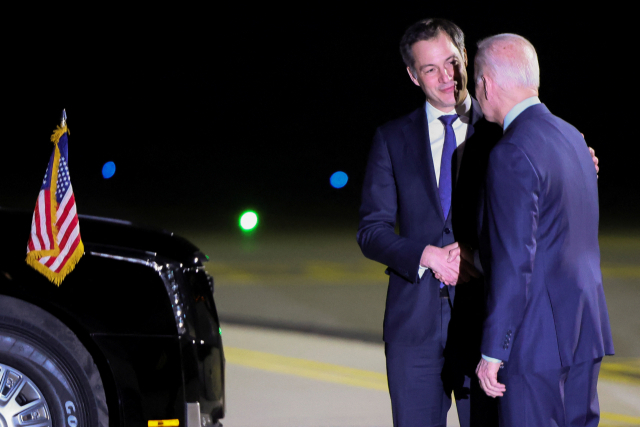 조 바이든 미국 대통령이 23일(현지시간) 나토 정상회의에 참석하기 위해 브뤼셀 공항에 도착해 알렉산더르 더크로 벨기에 총리의 영접을 받고 있다. 로이터 연합뉴스