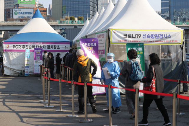 22일 오전 서울역 선별검사소에서 시민들이 코로나19 검사를 기다리고 있다. /연합뉴스