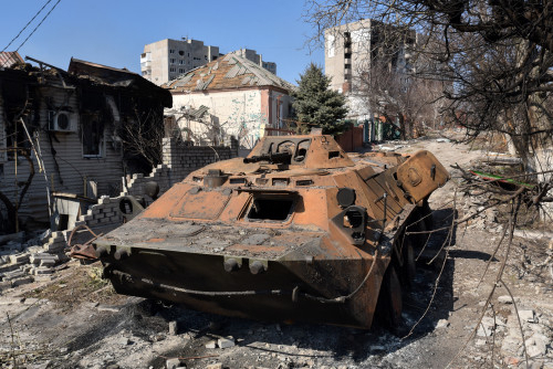 우크라이나 마리우폴시에 파손된 채 버려져 있는 전투 장갑차량. 우크라이나 전쟁은 에너지와 식량, 무역 등 세계경제에 큰 영향을 줄 것이다. 타스연합뉴스