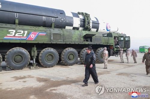 북한이 전날 김정은 국무위원장의 지도 아래 신형 대륙간탄도미사일(ICBM) '화성-17형' 시험발사를 단행했다고 25일 조선중앙통신이 보도했다.