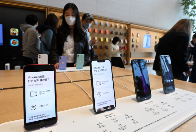 애플의 보급형 모델인 아이폰 SE 3세대와 알파인 그린 색상 아이폰 13 시리즈가 개통을 시작한 25일 서울 강남구 애플가로수길에서 고객들이 제품을 살펴보고 있다. /권욱 기자