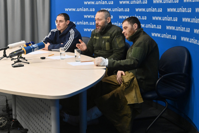러시아군 포로들이 지난 2일(현지시간) 우크라이나 수도 키이우에서 기자회견을 하고 있다. AFP연합뉴스