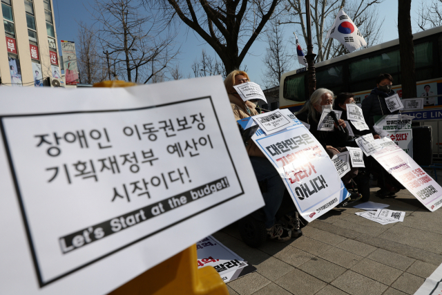 장애인단체 이동권 시위로 서울 지하철 3·4호선 지연