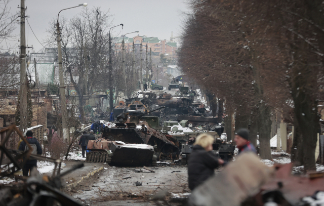 지난 1일(현지시간) 우크라이나 수도 키이우 인근 도시 부차에서 러시아군의 각종 차량과 장비들이 파괴된 채 길거리에 나뒹굴고 있다./AP연합뉴스