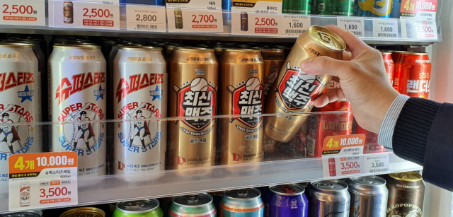 이마트24 점포에서 고객이 맥주를 구매하고 있다./사진 제공=이마트24