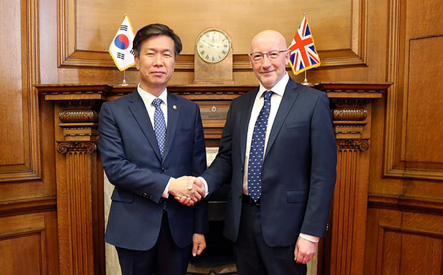 김대지(왼쪽) 국세청장이 22일 영국 런던에서 짐 하라 영국 국세청장과 만나 기념사진을 촬영하고 있다.