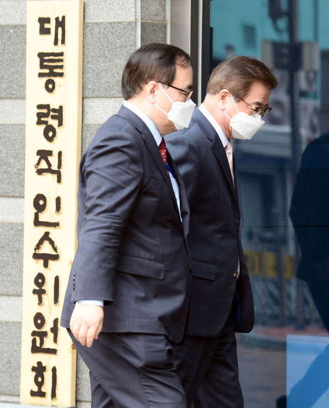 서훈(오른쪽) 청와대 국가안보실장이 25일 오후 서울 종로구 통의동 인수위 사무실을 방문하고 있다. /연합뉴스