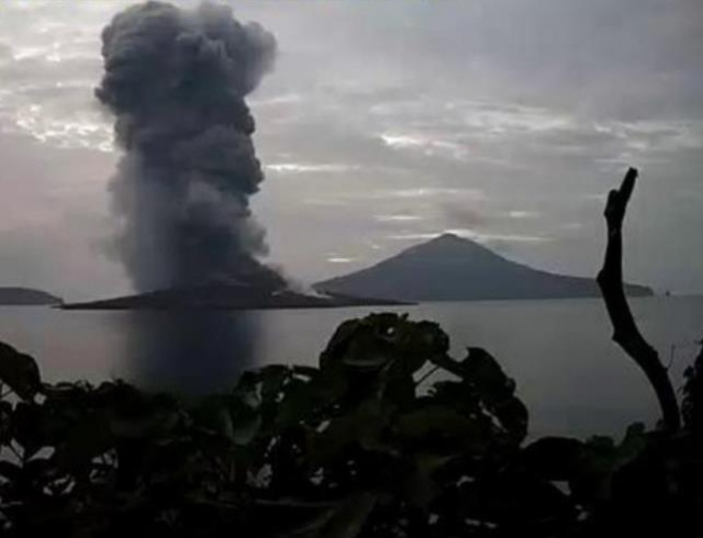 인니 아낙 크라카타우 화산 이틀째 분화…2㎞ 화산재 기둥
