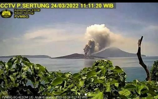 인니 아낙 크라카타우 화산 이틀째 분화…2㎞ 화산재 기둥
