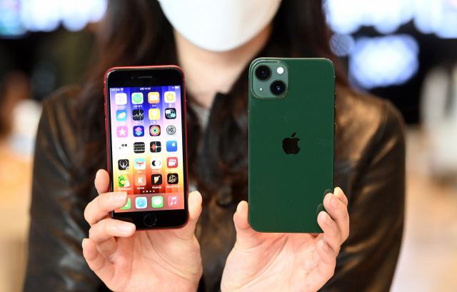 애플의 보급형 모델인 아이폰 SE 3세대와 알파인 그린 색상 아이폰 13 시리즈가 개통을 시작한 25일 서울 강남구 Apple 가로수길에서 고객들이 제품을 살펴보고 있다./권욱 기자 2022.03.25