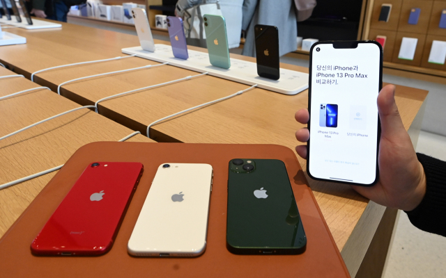 애플의 보급형 모델인 아이폰 SE 3세대와 알파인 그린 색상 아이폰 13 시리즈가 개통을 시작한 25일 서울 강남구 Apple 가로수길에서 고객들이 제품을 살펴보고 있다./권욱 기자 2022.03.25