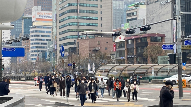 직장인들이 25일 서울 중구 장교동에서 점심 식사를 하기 위해 이동하고 있다. 이건율 기자