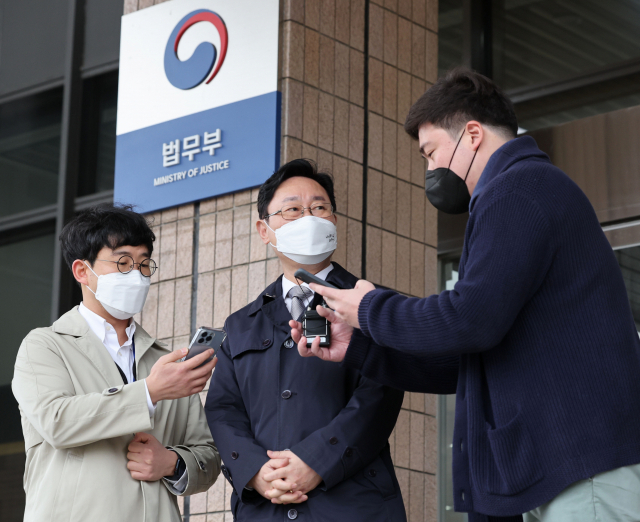 대통령직인수위원회 정무사법행정분과가 예정됐던 법무부 업무 보고를 유예한다고 밝힌 24일 박범계(가운데) 법무부 장관이 24일 정부과천청사 법무부를 나서며 취재진의 질문에 답하고 있다. 박 장관은 인수위의 통보에 대해 “오늘은 침묵하겠다”고 말했다. 과천=연합뉴스