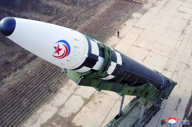 북한이 지난 24일 발사했다고 주장하는 '화성-17형' 미사일의 모습. /조선중앙통신·연합뉴스