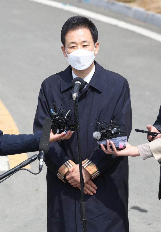 24일 오후 박근혜 전 대통령이 대구 달성군 사저에 도착한 가운데 유영하 변호사가 취재진의 질문에 답하고 있다. 연합뉴스