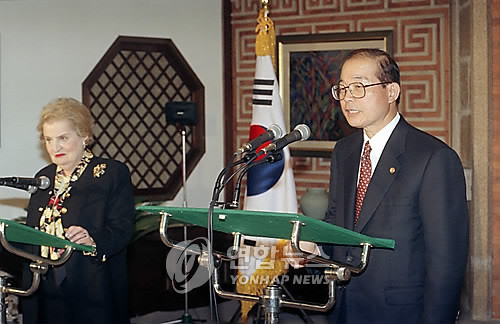 유종하(오른쪽) 외무부 장관이 1997년 2월 22일 외무장관공관에서 매들린 올브라이트 미국 국무부 장관과 회담을 마친 후 기자회견을 하고 있다. 연합뉴스
